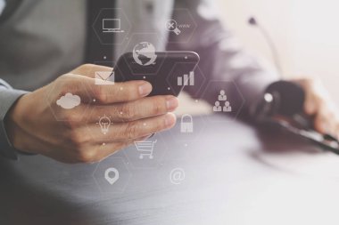 işadamı kavramı ile cep telefonu VoIP kulaklık kullanarak com