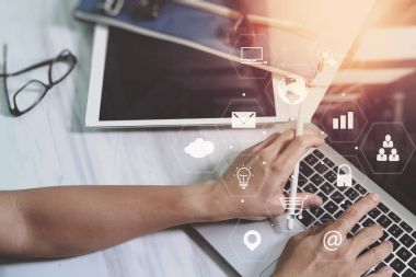 akıllı telefon ve dizüstü bilgisayar ile ahşap üzerine çalışan iş adamı