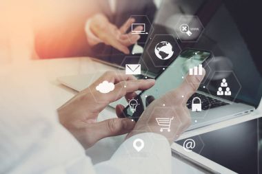 Co takım toplantısı kavramı, akıllı telefon kullanarak iş adamı bir