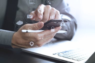 cep telefonu ve stylus kalem ile çalışma işadamı yakın çekim