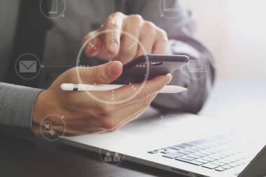 cep telefonu ve stylus kalem ile çalışma işadamı yakın çekim