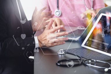 Tıbbi co çalışma kavramı, akıllı telefon ve d ile çalışan doktor