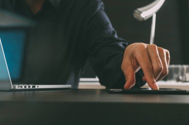 Dijital tablet ve dizüstü bilgisayarı ve belgelerine kullanarak iş adamı