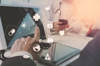 Tıbbi co çalışma kavramı, akıllı telefon ve d ile çalışan doktor