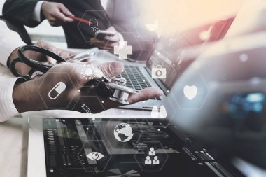 Tıbbi co çalışma kavramı, akıllı telefon ve d ile çalışan doktor