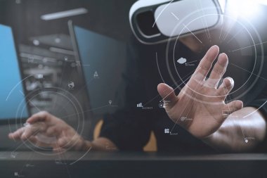 sanal gerçeklik giyen işadamı modern ofis zekâ gözlükler