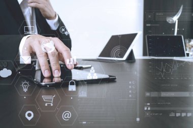 akıllı telefon ve dijital tablet ve lapt çalışma iş adamı