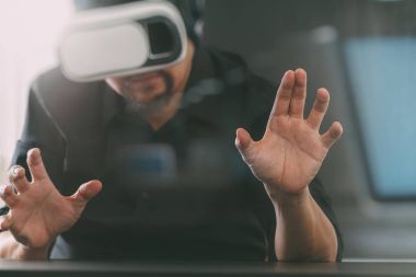 sanal gerçeklik giyen işadamı modern ofis zekâ gözlükler