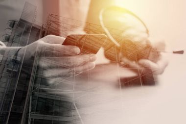 işadamı kavramı ile cep telefonu VoIP kulaklık kullanarak com
