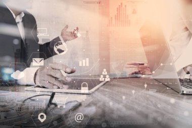 Co takım toplantısı kavramı, akıllı telefon kullanarak iş adamı bir