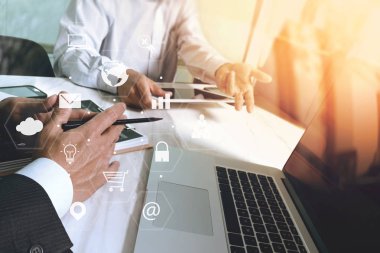 Co takım toplantısı kavramı, akıllı telefon kullanarak iş adamı bir