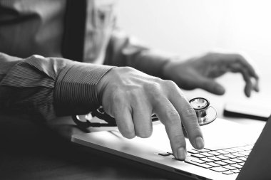 dizüstü bilgisayar ile çalışan akıllı tıp doktoru yakın bir