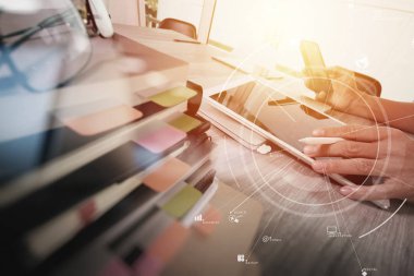 cep telefonu ve dijital tablet ve kucak çalışma iş adamı