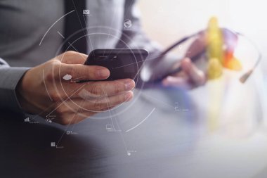 işadamı kavramı ile cep telefonu VoIP kulaklık kullanarak com