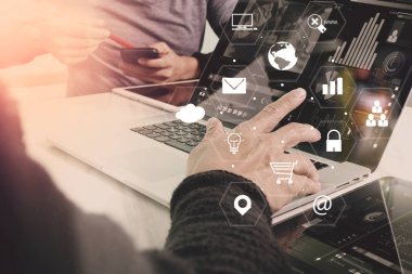 Co takım toplantısı kavramı, akıllı telefon kullanarak iş adamı bir