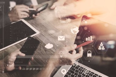 Co takım toplantısı kavramı, akıllı telefon kullanarak iş adamı bir