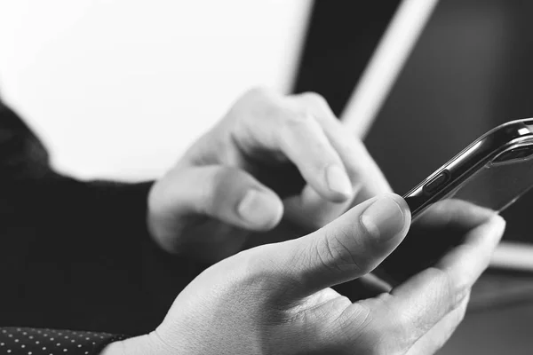 Közelről üzletember kéz szúró telefon és laptop — Stock Fotó