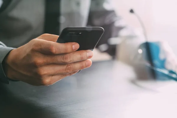 Homme d'affaires utilisant un casque VOIP avec téléphone mobile et concept com — Photo