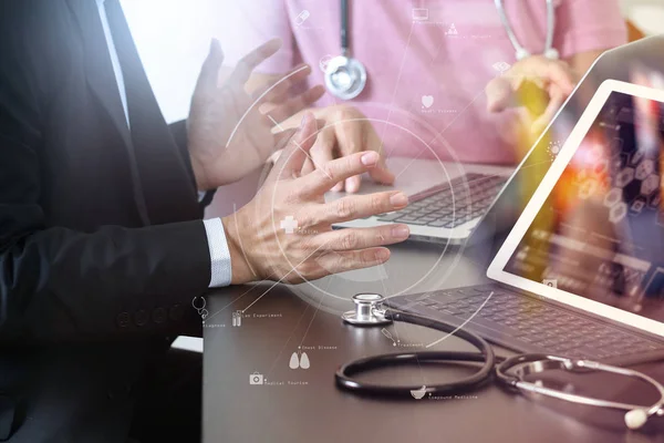 Conceito de trabalho médico co, Doutor trabalhando com telefone inteligente e d — Fotografia de Stock