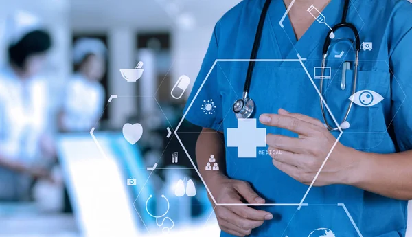 Vård och medicin concept.smart läkare arbetar wit — Stockfoto