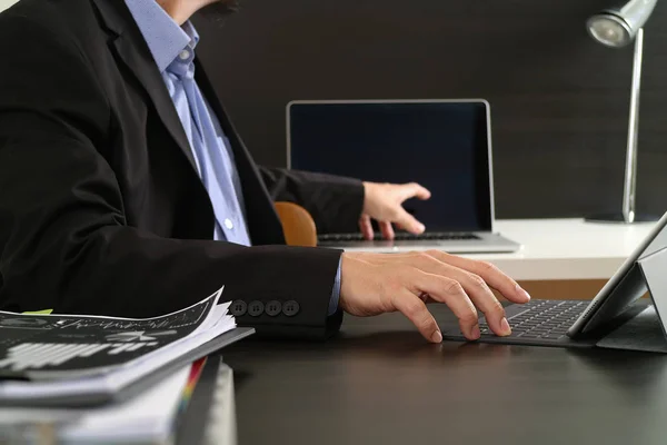 Бізнесмен використовує цифровий планшет і ноутбук комп'ютер і доктрину — стокове фото