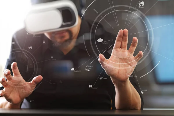 Podnikatel na sobě virtuální realita brýle v moderní kancelářské ŽÁ — Stock fotografie