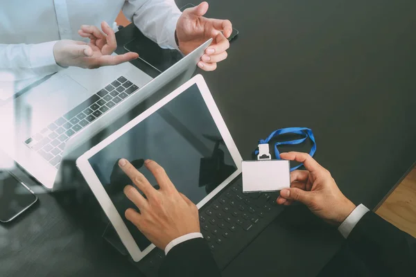 Co takım toplantısı kavramı, akıllı telefon kullanarak iş adamı bir — Stok fotoğraf