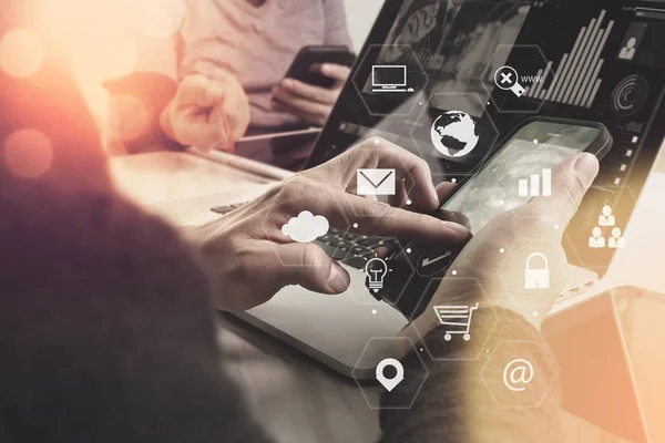 Co Working Team Meeting Konzept, Geschäftsmann mit Smartphone und — Stockfoto