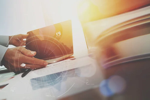 Hombre de negocios que trabaja con teléfono móvil y tableta digital y regazo — Foto de Stock