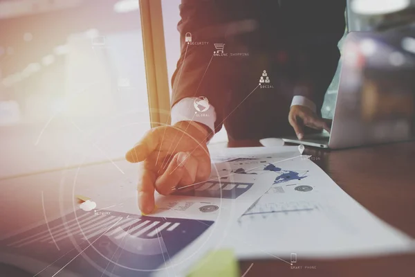 Hombre de negocios que trabaja con teléfono móvil y tableta digital y regazo — Foto de Stock