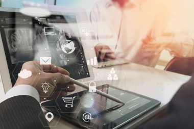 Co takım toplantısı kavramı, akıllı telefon kullanarak iş adamı bir