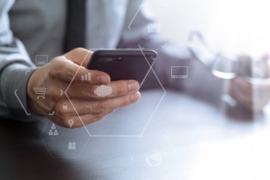 cep telefonu ve gözlük camı o çalışma işadamı yakın çekim