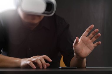 sanal gerçeklik giyen işadamı modern ofis zekâ gözlükler