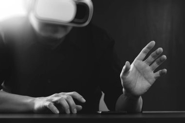 sanal gerçeklik giyen işadamı modern ofis zekâ gözlükler