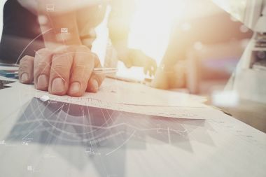 cep telefonu ve dijital tablet ve kucak çalışma iş adamı