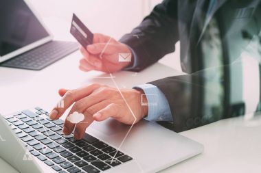 dizüstü compu ile online kredi kartı satın alma iş adamı
