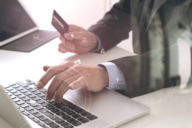 dizüstü compu ile online kredi kartı satın alma iş adamı