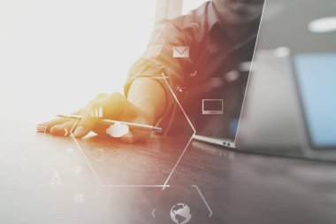 cep telefonu ve dijital tablet ve kucak çalışma iş adamı