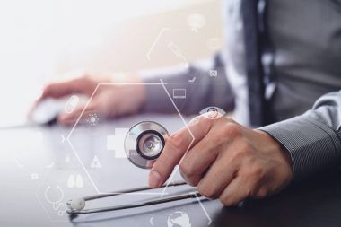 Akıllı tıp doktoru stetoskop ve mo çalışma yakın çekim