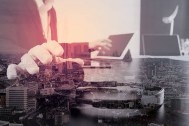 Dijital tablet ve dizüstü bilgisayar ile VoIP kulaklık kullanarak adam bir