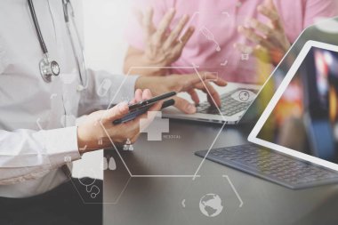 Tıbbi co çalışma kavramı, akıllı telefon ve d ile çalışan doktor