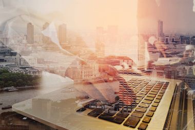 Co takım toplantısı kavramı, akıllı telefon kullanarak iş adamı bir