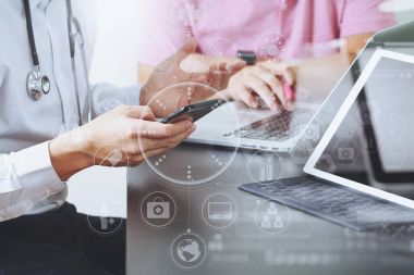 Tıbbi co çalışma kavramı, akıllı telefon ve d ile çalışan doktor