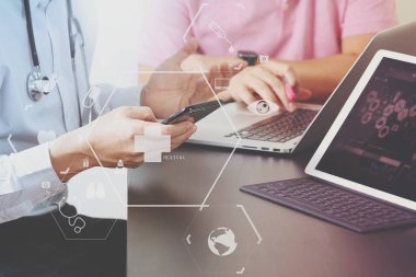 Tıbbi co çalışma kavramı, akıllı telefon ve d ile çalışan doktor