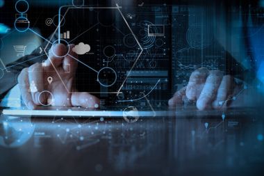 işadamı el modern o modern dizüstü bilgisayar ile çalışma