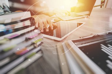 cep telefonu ve dijital tablet ve kucak çalışma iş adamı