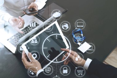 Co takım toplantısı kavramı, akıllı telefon kullanarak iş adamı bir