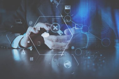 işadamı el modern o modern dizüstü bilgisayar ile çalışma