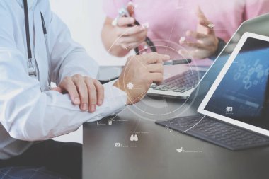 Tıbbi co çalışma kavramı, akıllı telefon ve d ile çalışan doktor