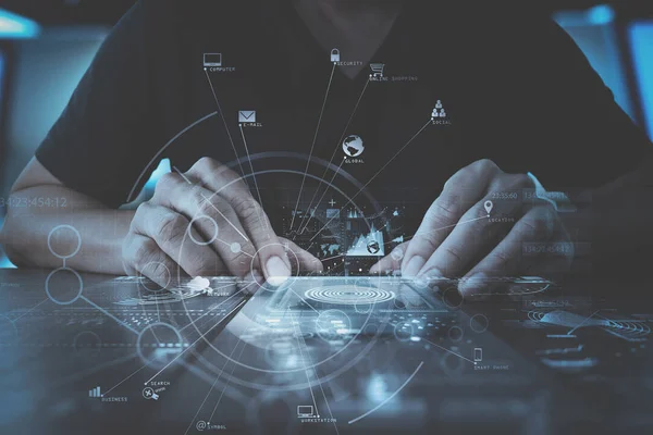 Hombre de negocios mano trabajando con la computadora moderna en la oficina moderna w — Foto de Stock